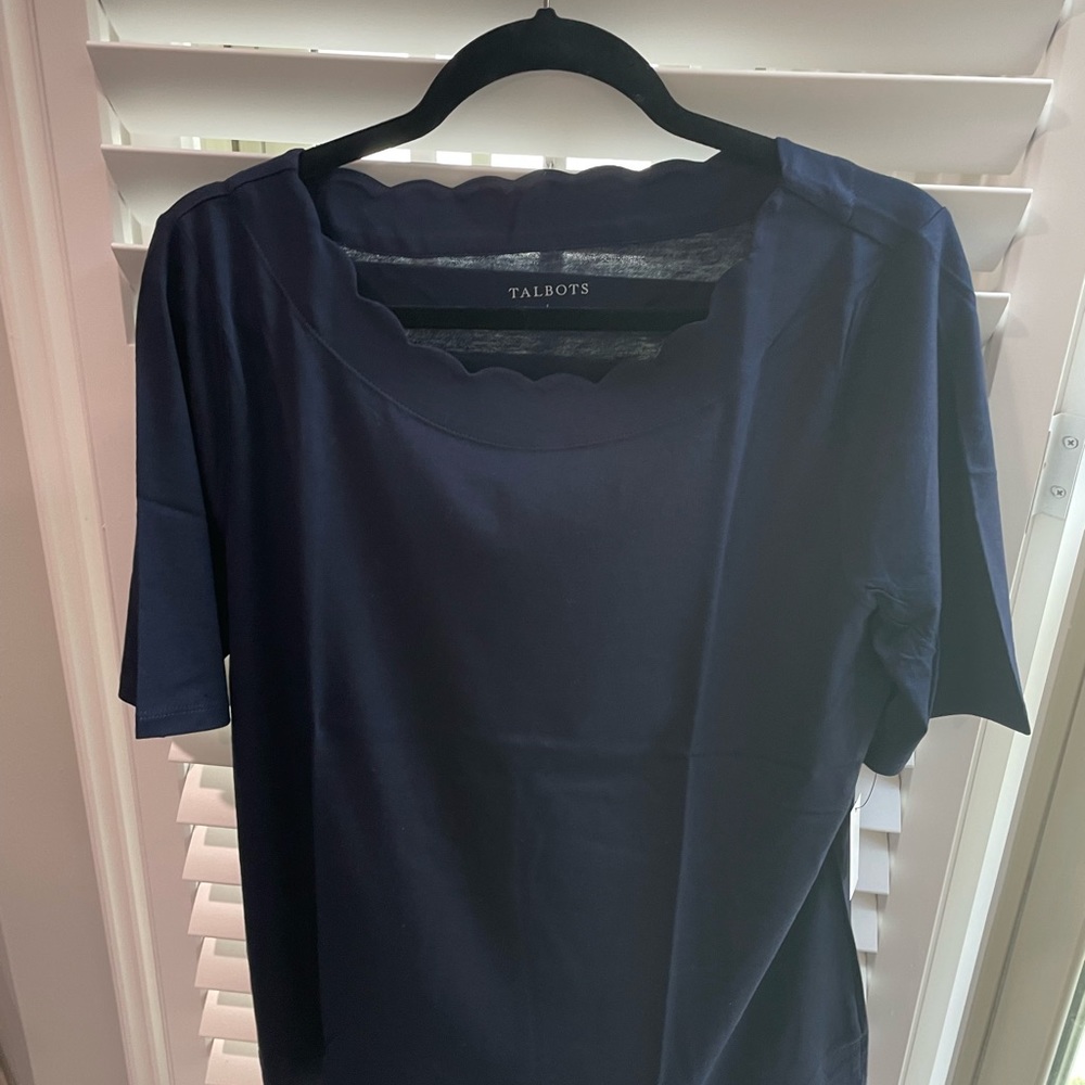 Black knit short sleeve sweater.
